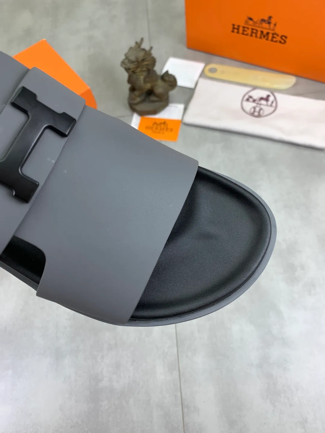 Men's shoes 💰P440 New [HERMES] high-end quality new Hermès slippers, made of imported silk calfskin, wear-resistant and non-slip rubber outsole. Fashionable and elegant code number: 39-44 (38 45 46 customized)